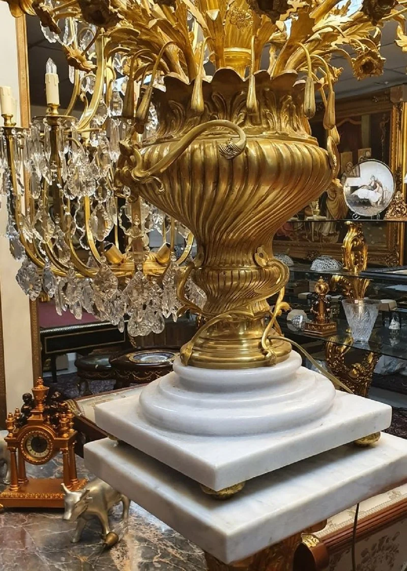 Casa Padrino Barock Tisch Kronleuchter Set mit Säulen Schwarz / Weiß / Gold - Prunkvolle Barockstil Deko Säulen mit Kronleuchter - Barock Deko Accessoires - Barock Möbel - Edel & Prunkvoll