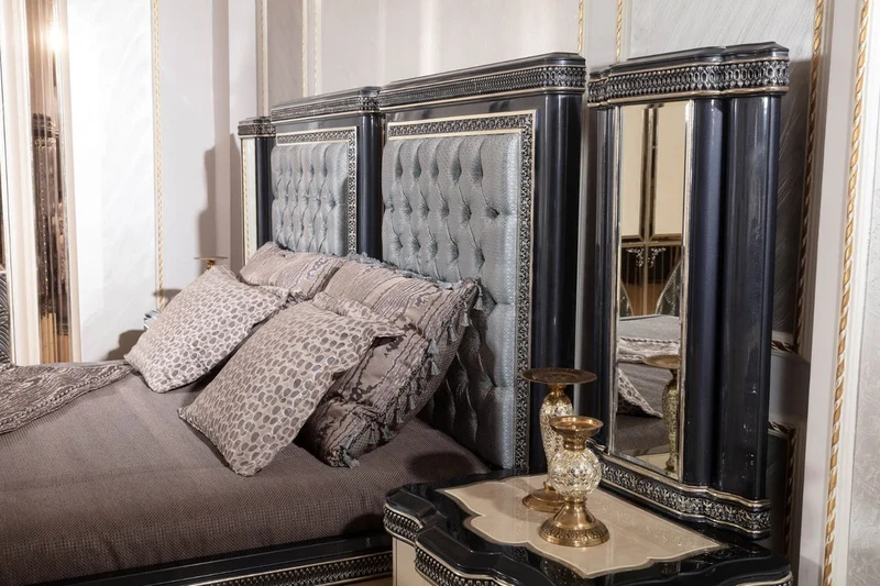 Casa Padrino Luxus Barock Schlafzimmer Set Hellblau / Beige / Schwarz / Gold - 1 Barock Doppelbett mit Kopfteil & 2 Barock Nachtkommoden - Luxus Schlafzimmer Möbel im Barockstil - Barock Interior