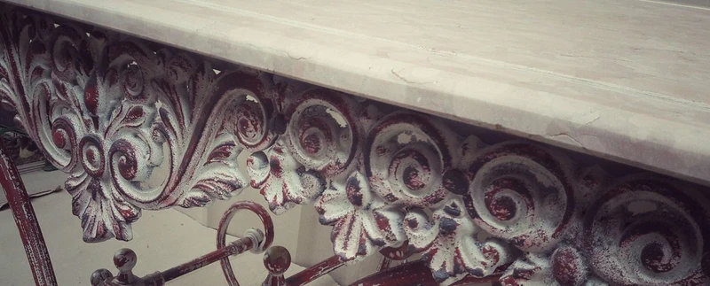 Casa Padrino Jugendstil Gartentisch aus Schmiedeeisen und Marmor in Antik Rot und Weiß, 130 x 80 x H. 75 cm