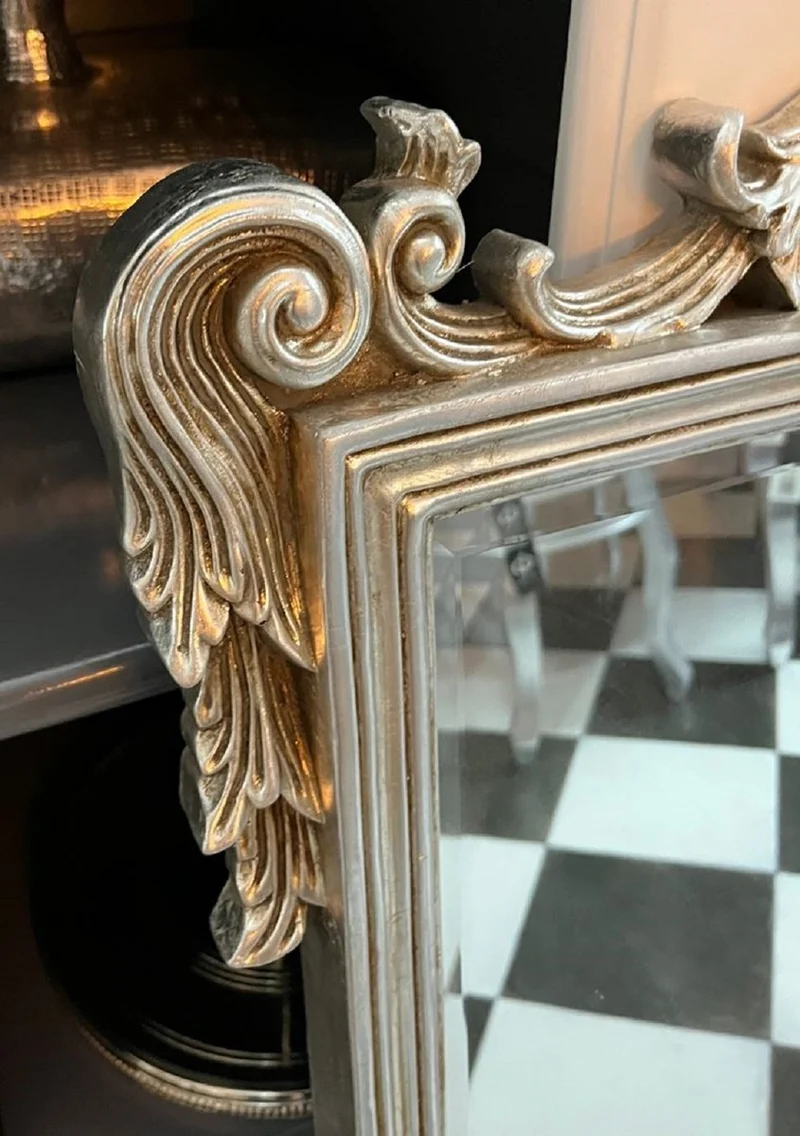 Casa Padrino Barock Spiegel Silber - Handgefertigter Wandspiegel mit eleganten Verzierungen - Prunkvoller Barockstil Wandspiegel - Barock Garderoben Spiegel - Barock Möbel - Edel & Prunkvoll