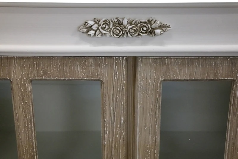 Casa Padrino Landhausstil Vitrinenschrank in Weiß / Braun - 89 x 40 x H. 195 cm - Massiver Vitrinenschrank mit Glas