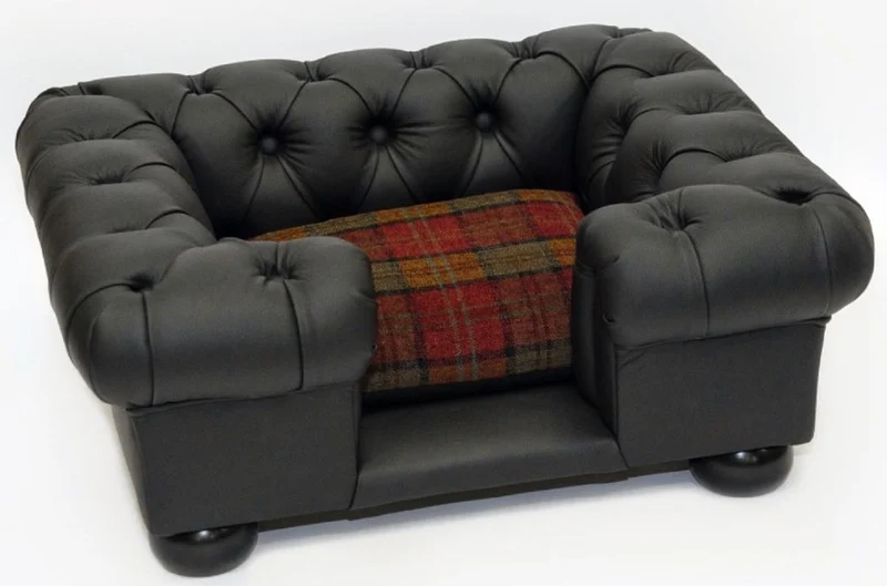 Casa Padrino Luxus Chesterfield Leder Hundebett Schwarz / Mehrfarbig 109 x 89 x H. 37 cm - Rechteckiges Echtleder Hundebett - Luxus Chesterfield Leder Tiermöbel