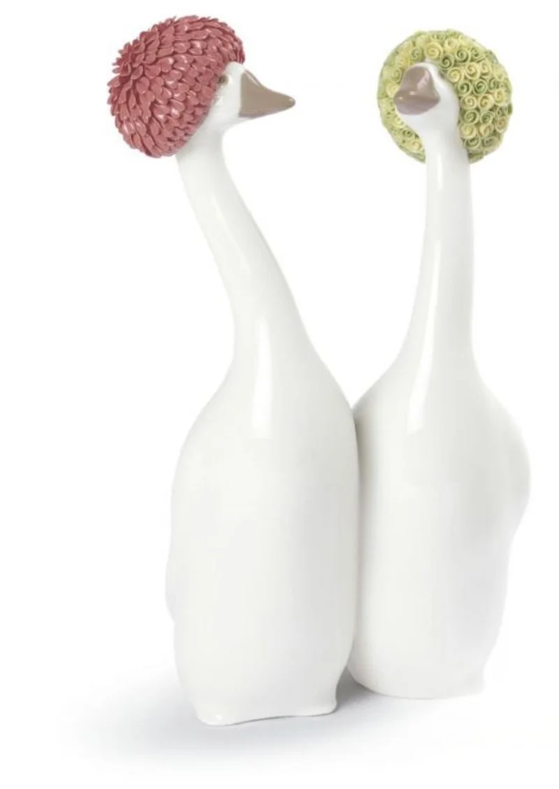 Casa Padrino Porzellan Gänse Skulptur Handbemalt in Rot / Gelb - 11 x H. 21 cm