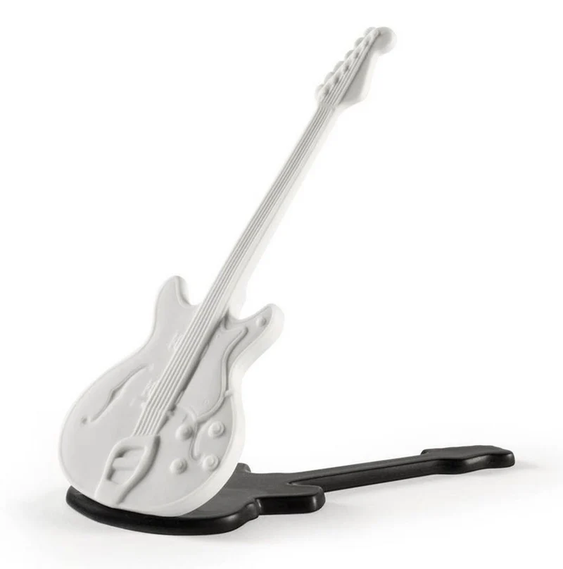 Casa Padrino Luxus Porzellan Elektrische Gitarre Skulptur in Weiß / Schwarz - 15 x 15 cm - Handgefertigte Dekoration