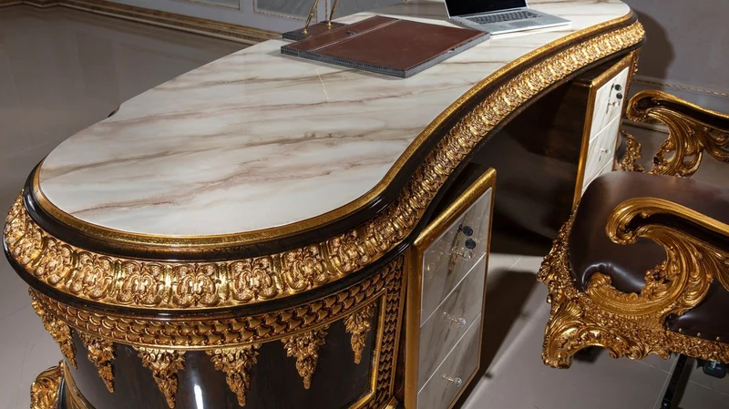 Casa Padrino Luxus Barock Büromöbel Set Weiß / Dunkelbraun / Gold - 1 Barock Schreibtisch mit Marmoroptik & 1 Barock Bürostuhl mit edlem Kunstleder - Prunkvolle Barock Büromöbel