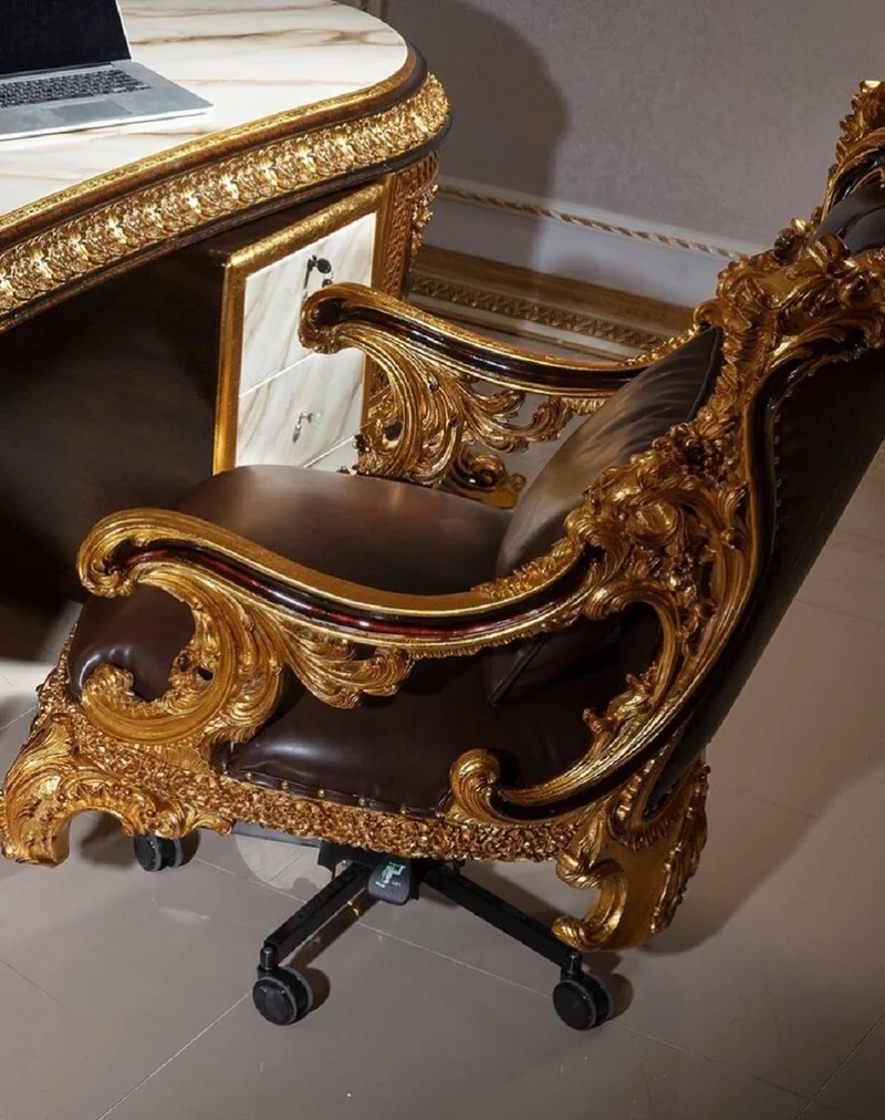 Casa Padrino Luxus Barock Büromöbel Set Weiß / Dunkelbraun / Gold - 1 Barock Schreibtisch mit Marmoroptik & 1 Barock Bürostuhl mit edlem Kunstleder - Prunkvolle Barock Büromöbel