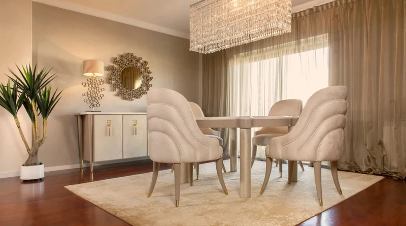 Casa Padrino Luxus Esszimmer Set Cremefarben / Taupe / Grau / Gold - 1 Marmor Esstisch & 4 Esszimmerstühle mit edlem Samtstoff - Luxus Esszimmer Möbel - Luxus Qualität - Made in Italy