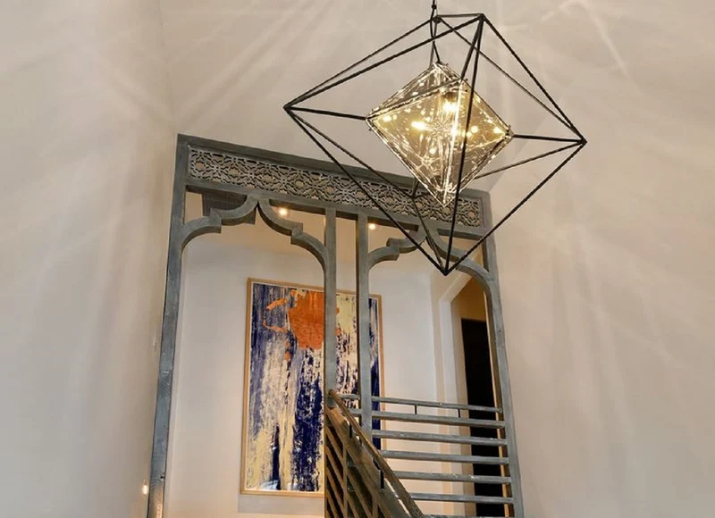 Casa Padrino Luxus LED Hängeleuchte Schwarz 76,2 x 76,2 x H. 106,7 cm - Designer Lampe mit handgefertigtem Schmiedeeisen Rahmen