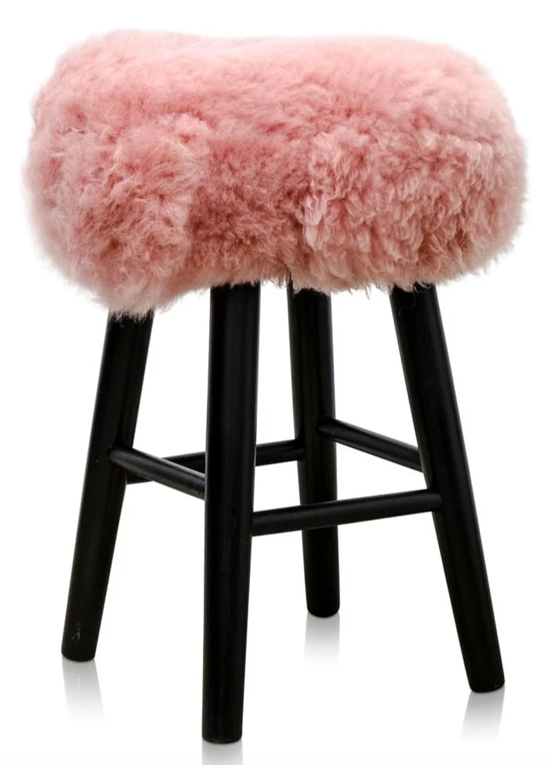 Casa Padrino Luxus Sitzhocker in Rosa und Schwarz, Ø 40 x H. 57 cm, Hocker aus Kiefernholz mit weichem Schafsfell